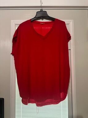 JODIFL Relaxed V-Neck Short Sleeve Top - Red